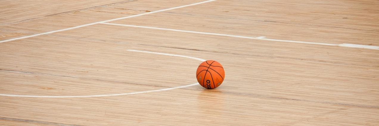 Cancha y pelota de baloncesto