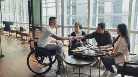 Personas capacidades diferentes Persona en silla de ruedas trabajando
