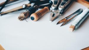 Empresas de Insercion Diferentes herramientas de bricolaje sobre una mesa