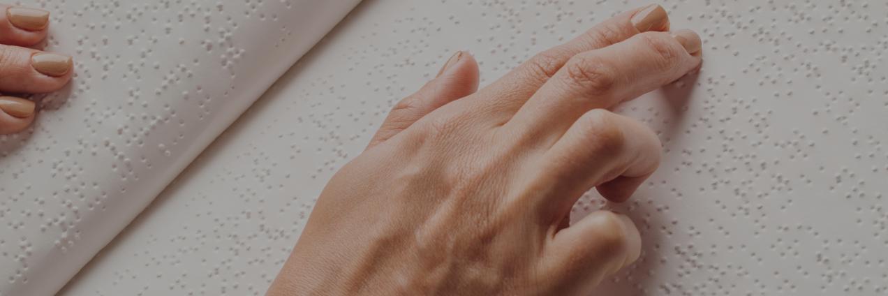 Mano leyendo Braille