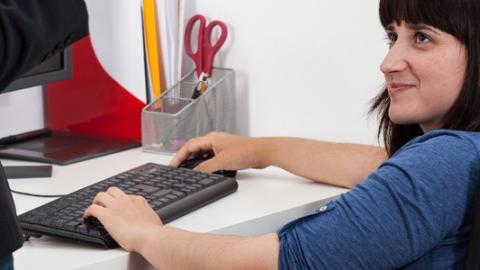 Banner de la información Promoción de la autonomía y la vida independiente de personas con discapacidad Imagen ilustrativa de mujer usuaria de silla de ruedas trabajando