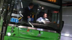 Autobús interurbano accesible para personas con movilidad reducida Frontal de autobús interurbano en un intercambiador