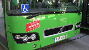 Detalle de autobús interurbano accesible Frontal de autobús interurbano accesible