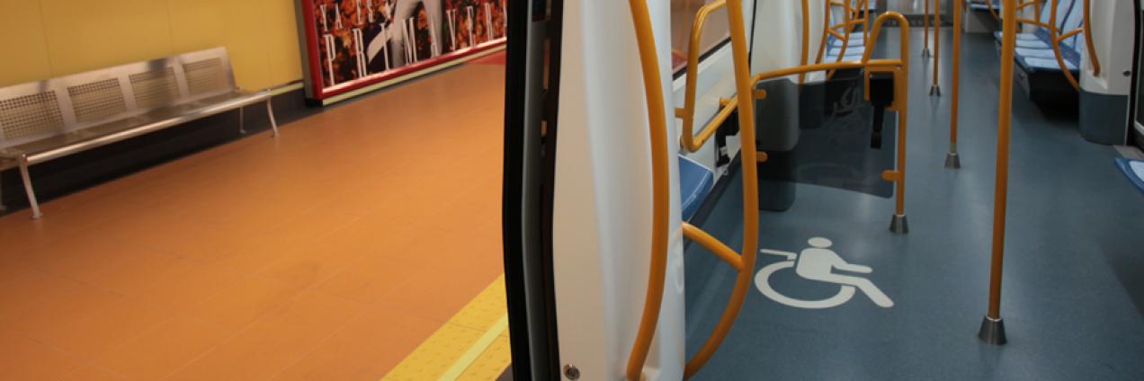 Vagón de Metro accesible en estación