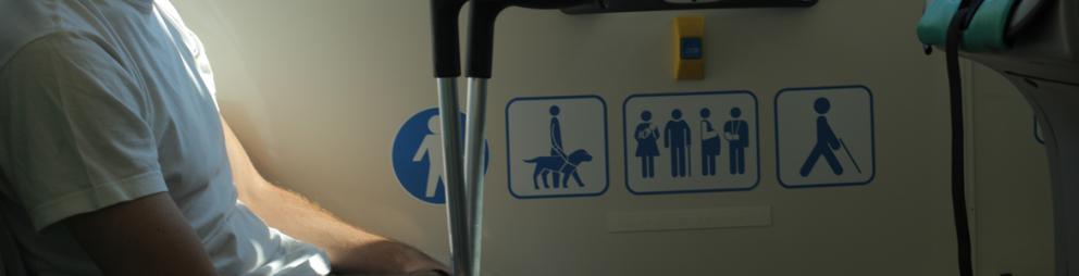 Accesibilidad en autobuses urbanos de la EMT Interior de autobús de EMT en la zona reservada a personas con movilidad reducida