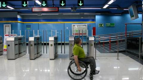 Accesibilidad en Metro Persona en silla de ruedas en un vestíbulo de Metro
