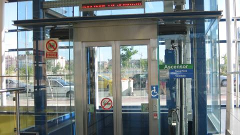Accesibilidad en Metro Ascensor exterior de una estación de metro