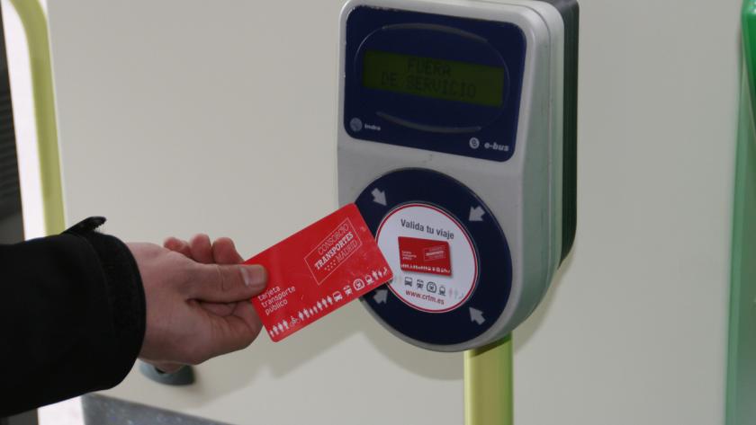 Tarjeta Transporte Público, con tecnología sin contacto Mano validando una Tarjeta Transporte Público