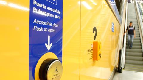 Accesibilidad en Metro Botón de puerta accesible de estación de Metro