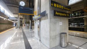 Carteles informativos en la estación de Cercanías de Aeropuerto T4 Andén de tren de Cercanías en el Aeropuerto T4