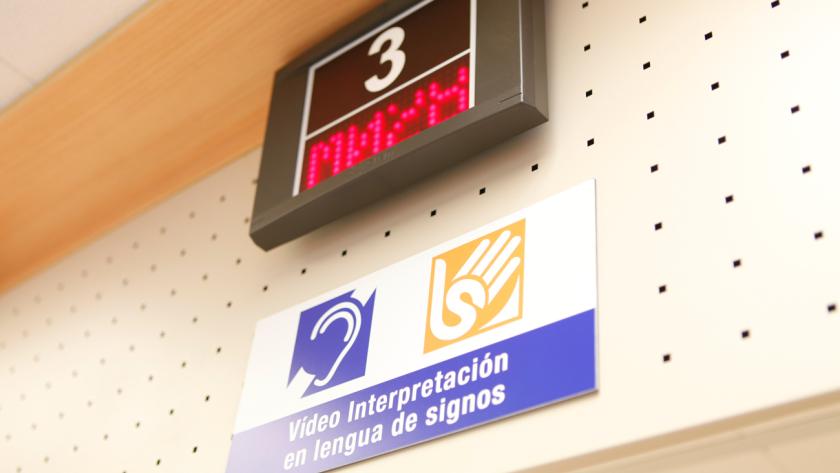 Mostradores de Atención al Usuario de la sede del CRTM con sistema de video-interpretación online Detalle del mostrador de Atención al público del Consorcio de Transportes
