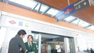 Servicio de información y paneles informativos en Plaza de Castilla Persona usando el servicio de información del intercambiador de Plaza de Castilla