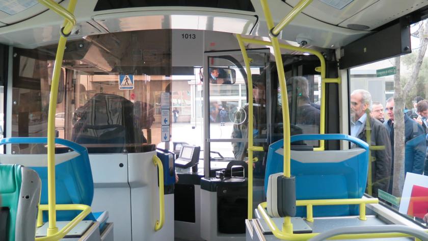 Sistema embarcado de Información Acústica para proporcionar información visual y sonora a bordo de los autobuses urbanos de la EMT de Madrid Interior de autobús urbano de EMT