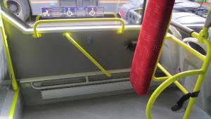 Zona reservada para sillas de ruedas en un autobús interurbano Detalle del interior de un autobús interurbano