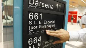 Información sobre líneas en braille. Intercambiador de Moncloa Mano sobre texto en braille en el intercambiador de Moncloa